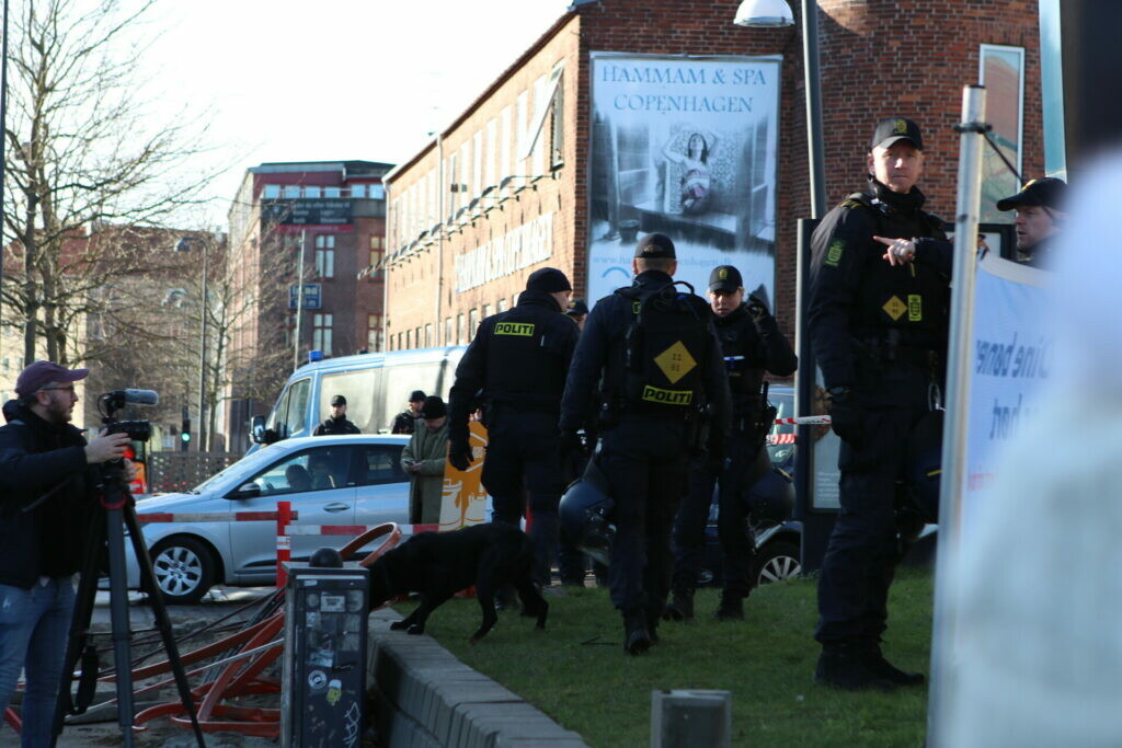 Se Video Politiet Forbereder Sig Til Koranafbrænding Foran Moske Onpdk 